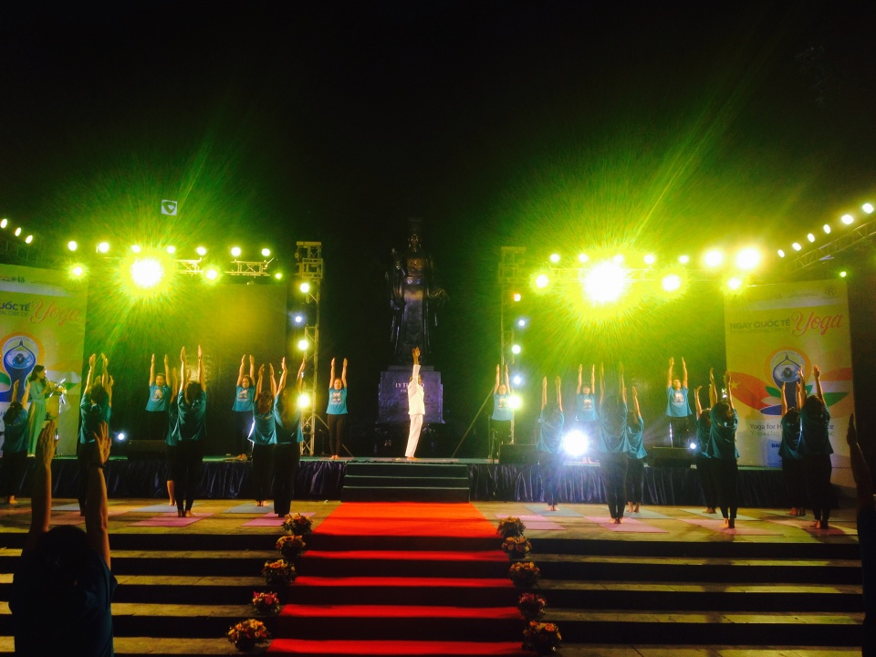 ha noi da mo man ngay quoc te yoga