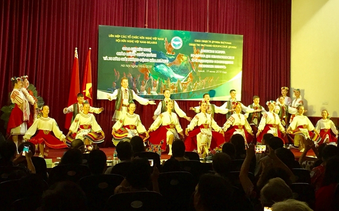 thieu nhi belarus mang vu dieu cua rovesnik den viet nam