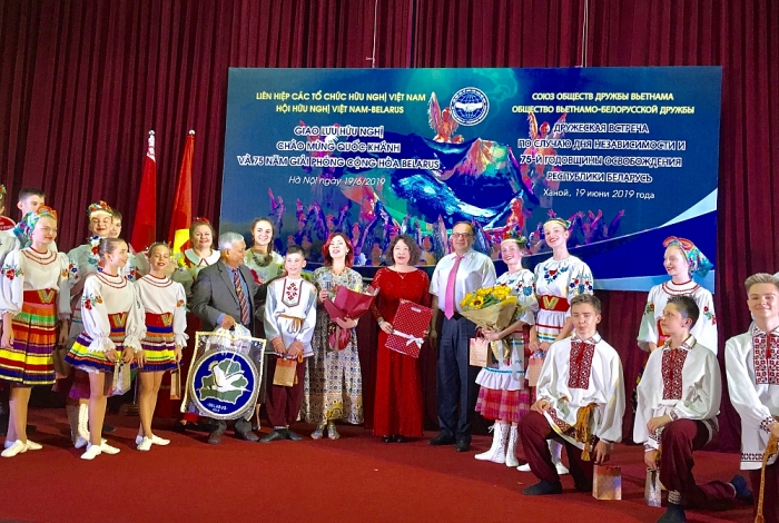 thieu nhi belarus mang vu dieu cua rovesnik den viet nam