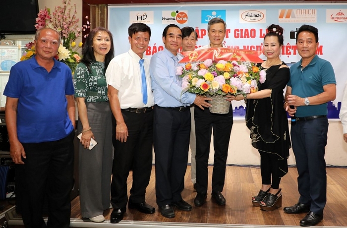 ra doi cau lac bo bao chi berlin brandenburg cua cong dong nguoi viet tai duc