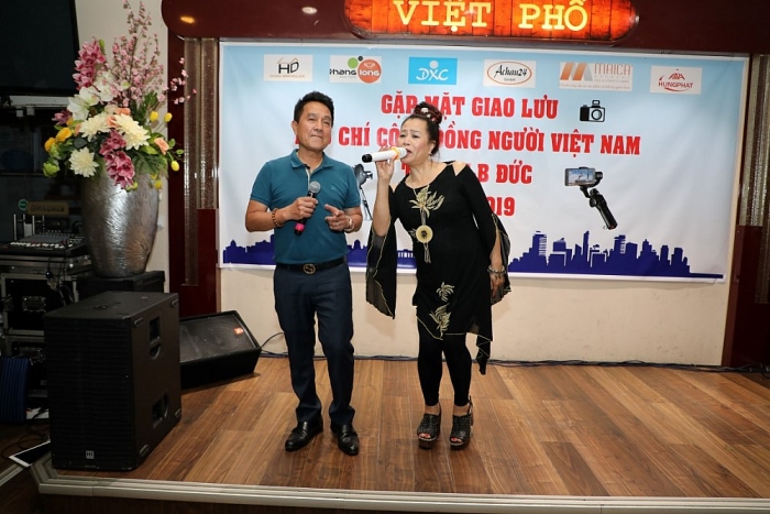 ra doi cau lac bo bao chi berlin brandenburg cua cong dong nguoi viet tai duc