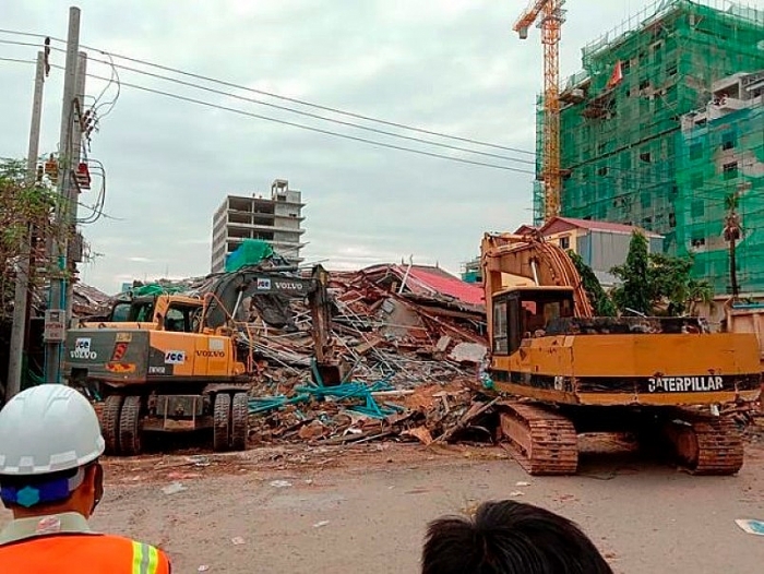 campuchia sap nha 7 tang nhieu nguoi dang bi vui lap