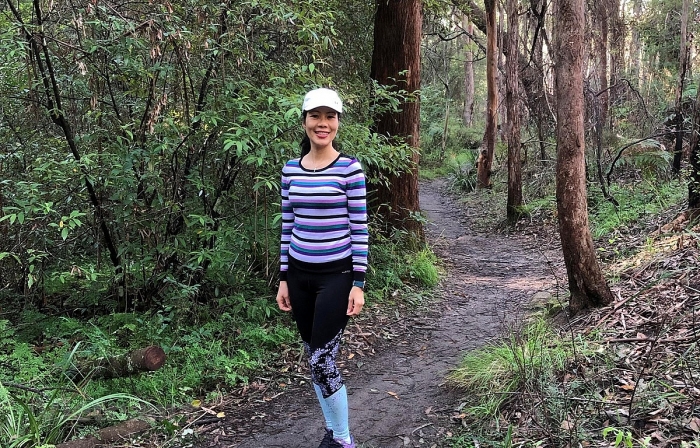 Người phụ nữ đi bộ để gây quỹ từ thiện giúp trẻ em nghèo Việt Nam nguoi phu nu di bo de gay quy tu thien giup tre em ngheo viet nam