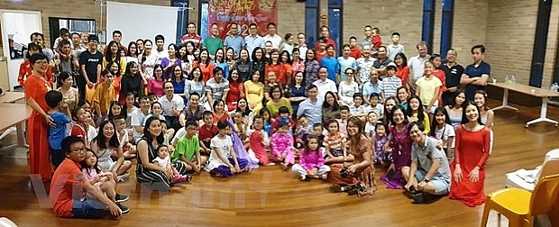 Người phụ nữ đi bộ để gây quỹ từ thiện giúp trẻ em nghèo Việt Nam nguoi phu nu di bo de gay quy tu thien giup tre em ngheo viet nam