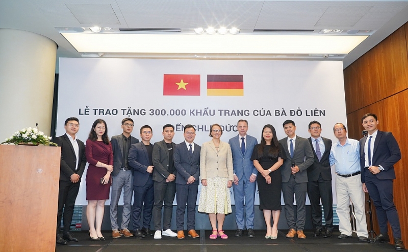 nu doanh nhan viet nam trao tang 300000 khau trang toi nhan dan duc 1