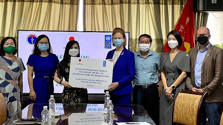 UNDP hỗ trợ Việt Nam hơn 1.500 bộ sinh phẩm xét nghiệm RT PCR để ứng phó dịch Covid-19