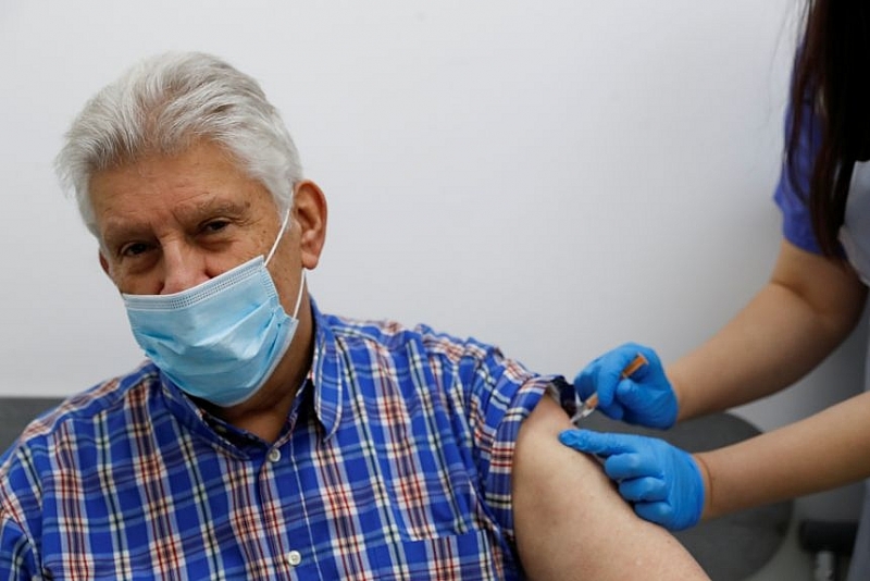 Dịch Covid-19: EMA cảnh báo dừng sử dụng vaccine AstraZeneca cho người trên 60 tuổi