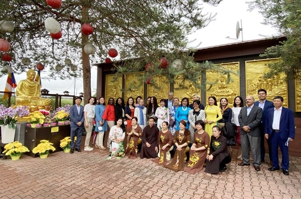 Đoàn thăm Chùa Vĩnh Nghiêm tại Trung tâm thương mại Sapa, Praha. (Nguồn: Vietnam+)