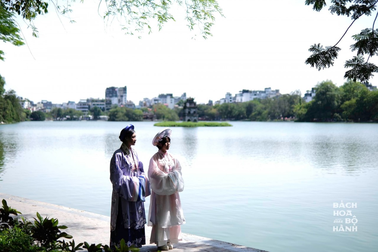 Ngày hội ‘Bách hoa bộ hành’: Trở về với không gian của cổ phục Việt Ngày hội ‘Bách hoa bộ hành’: Trở về với không gian của cổ phục Việt