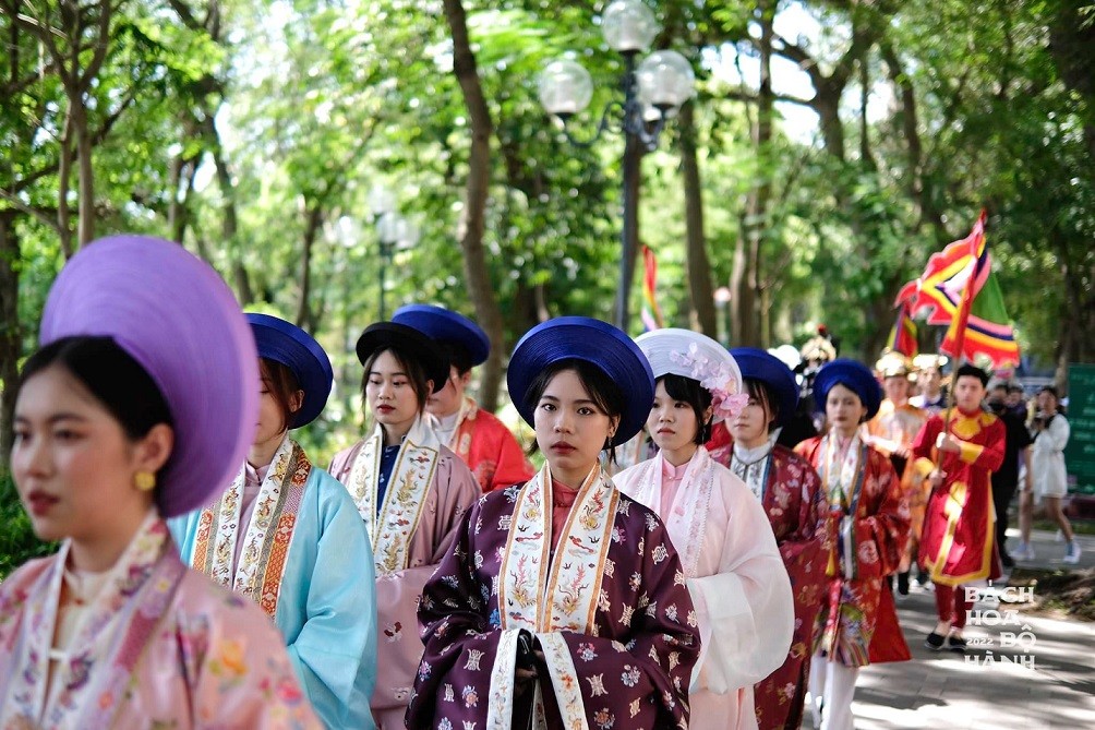 Ngày hội ‘Bách hoa bộ hành’: Trở về với không gian của cổ phục Việt Ngày hội ‘Bách hoa bộ hành’: Trở về với không gian của cổ phục Việt