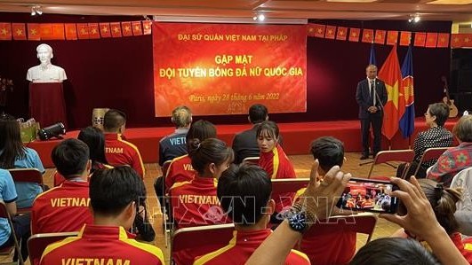 gap mat giao luu cung doi tuyen bong da nu viet nam tai phap