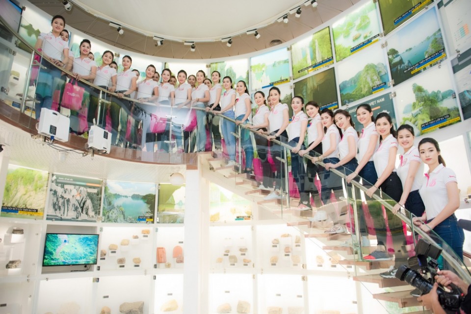 hoat dong y nghia ben le cuoc thi hoa hau viet nam