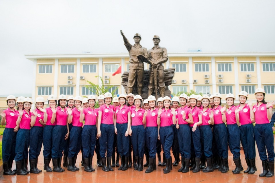 hoat dong y nghia ben le cuoc thi hoa hau viet nam