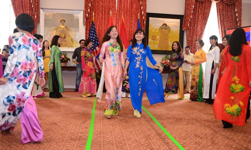 giao luu huu nghi viet lao tai my