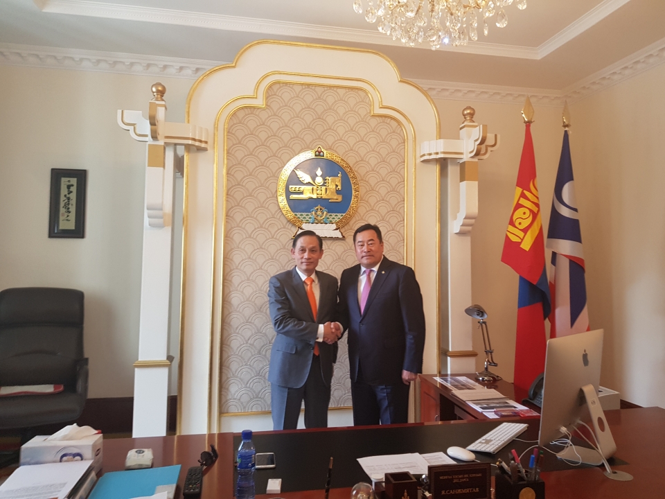 Thứ trưởng Ngoại giao Lê Hoài Trung thăm và làm việc tại Mông Cổ thu truong ngoai giao le hoai trung tham va lam viec tai mong co