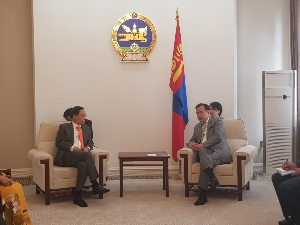 Thứ trưởng Ngoại giao Lê Hoài Trung thăm và làm việc tại Mông Cổ thu truong ngoai giao le hoai trung tham va lam viec tai mong co