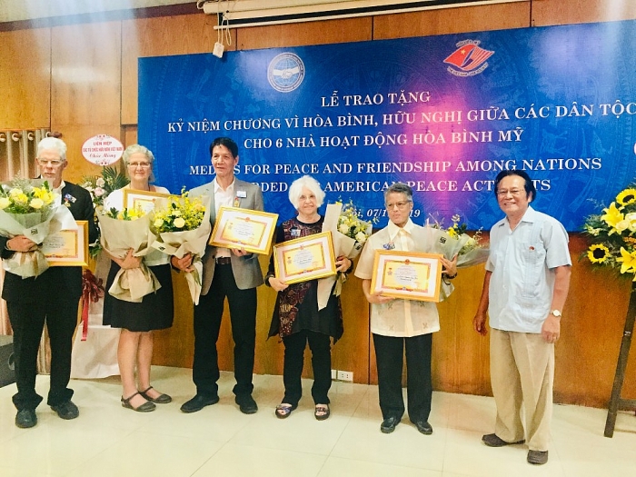ton vinh nhung dong gop tich cuc cho viet nam cua cac nha hoat dong hoa binh my