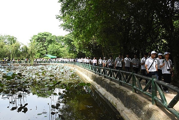 thanh nien kieu bao ve tham que bac