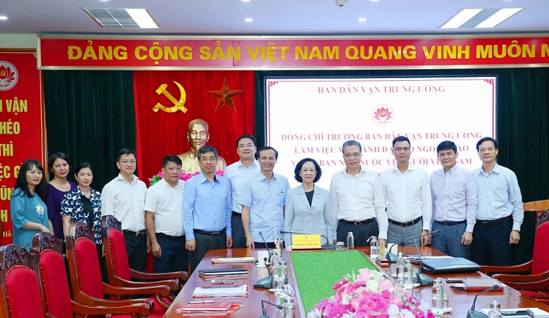 ban dan van trung uong lam viec voi bo ngoai giao va uy ban nha nuoc ve nguoi viet nam o nuoc ngoai