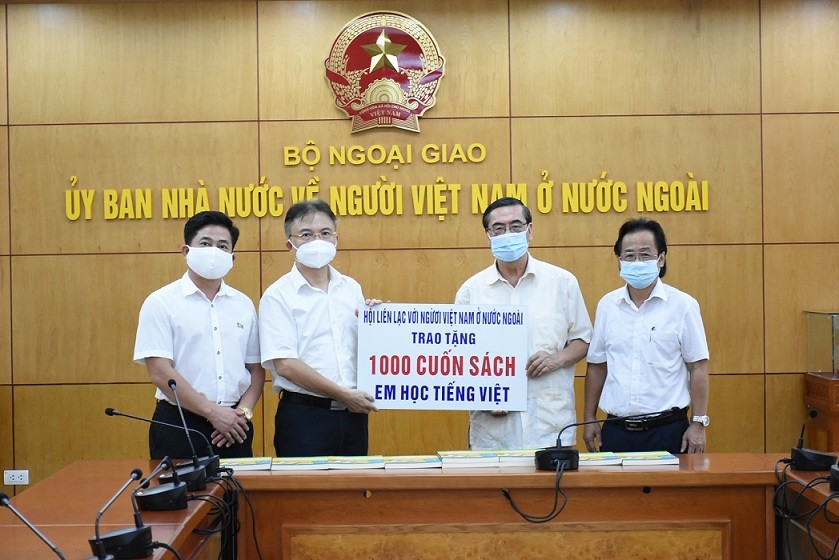 Tiếp nhận 1000 cuốn sách dạy tiếng Việt dành cho kiều bào