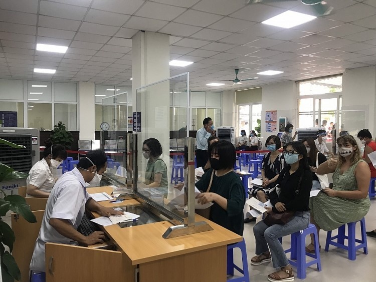 Niềm vui của cán bộ, nhân viên các tổ chức phi chính phủ nước ngoài khi được tiêm phòng vaccine Covid-19 tại Việt Nam