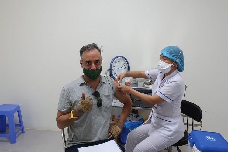 Niềm vui của cán bộ, nhân viên các tổ chức phi chính phủ nước ngoài tại Việt Nam khi được tiêm vaccine Covid-19