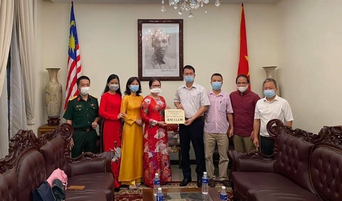 Hội Phụ nữ Việt Nam tại Malaysia quyên góp ủng hộ Quỹ Vaccine phòng chống Covid-19 Hội Phụ nữ Việt Nam tại Malaysia quyên góp ủng hộ Quỹ Vaccine phòng chống Covid-19