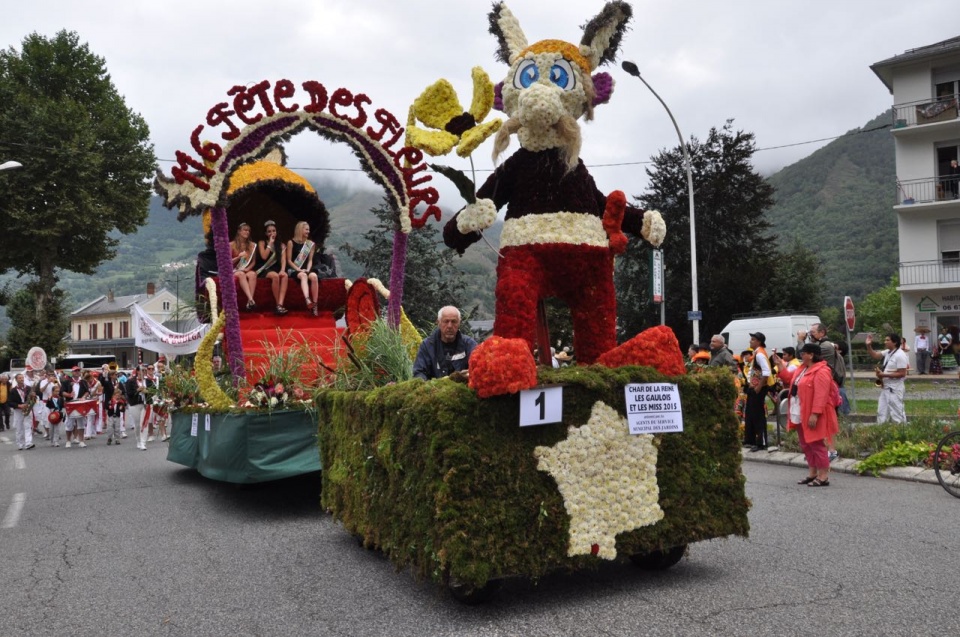 hang loat le hoi mua he o phap bi huy vi lo ngai khung bo