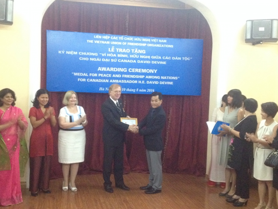 trao tang ky niem chuong huu nghi cho dai su canada