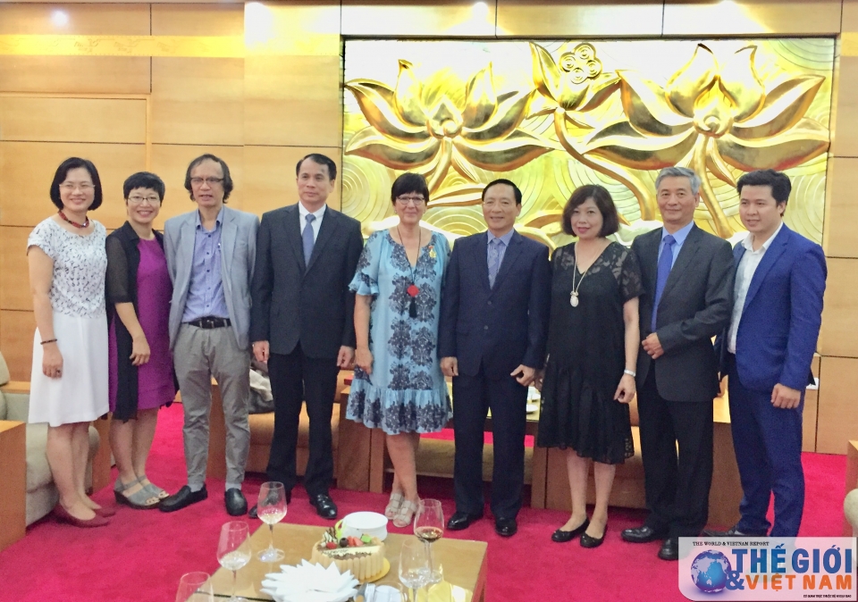 Trao tặng Kỷ niệm chương cho Đại sứ Bỉ tại Việt Nam trao tang ky niem chuong cho dai su bi tai viet nam