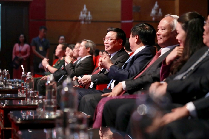 Lắng đọng tình yêu thương qua cầu truyền hình - phát thanh về Bác Hồ lang dong tinh yeu thuong qua cau truyen hinh phat thanh ve bac ho