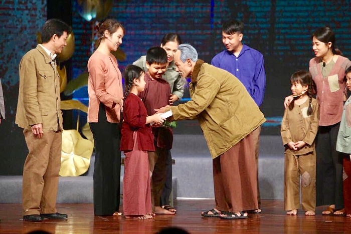 Lắng đọng tình yêu thương qua cầu truyền hình - phát thanh về Bác Hồ lang dong tinh yeu thuong qua cau truyen hinh phat thanh ve bac ho