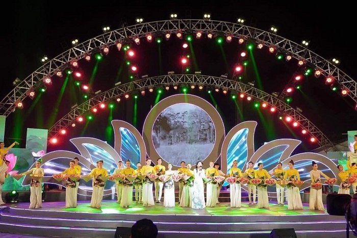 Lắng đọng tình yêu thương qua cầu truyền hình - phát thanh về Bác Hồ lang dong tinh yeu thuong qua cau truyen hinh phat thanh ve bac ho