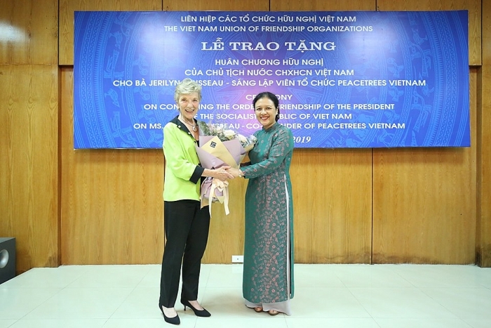 huan chuong huu nghi danh tang nguoi phu nu gieo trong cay hoa binh o viet nam