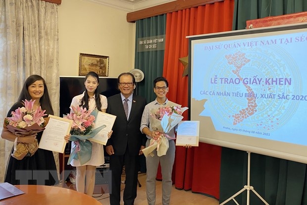 Khen thưởng người Việt có thành tích tiêu biểu năm 2020 tại Czech