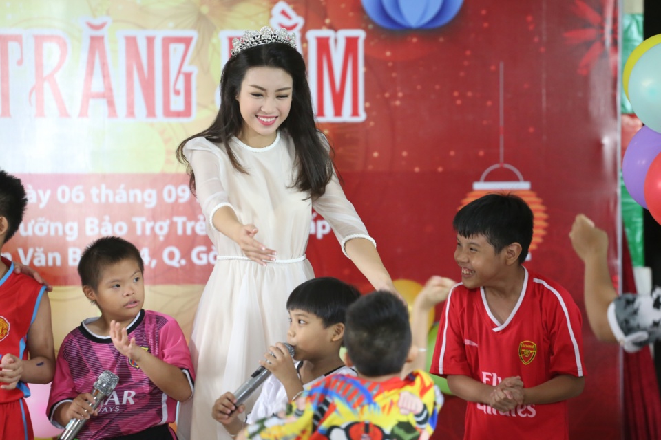 hoa hau my linh a hau thuy dung hoa than thanh chi hang