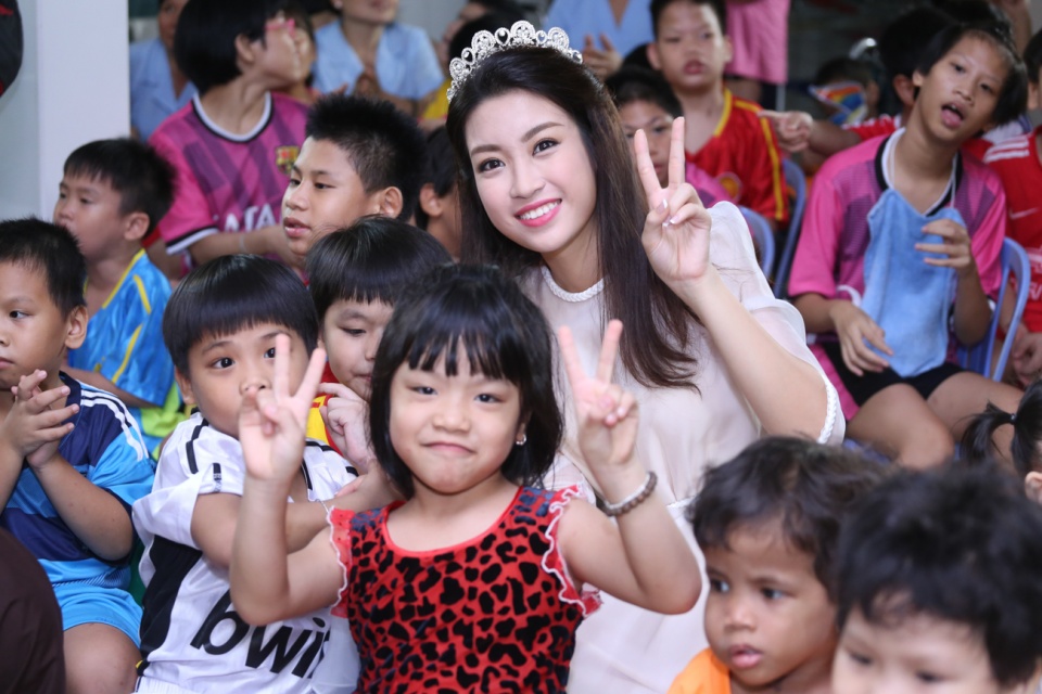 hoa hau my linh a hau thuy dung hoa than thanh chi hang