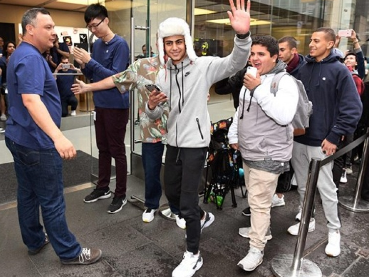 Cơn sốt iPhone 7 trong ngày chính thức được bán