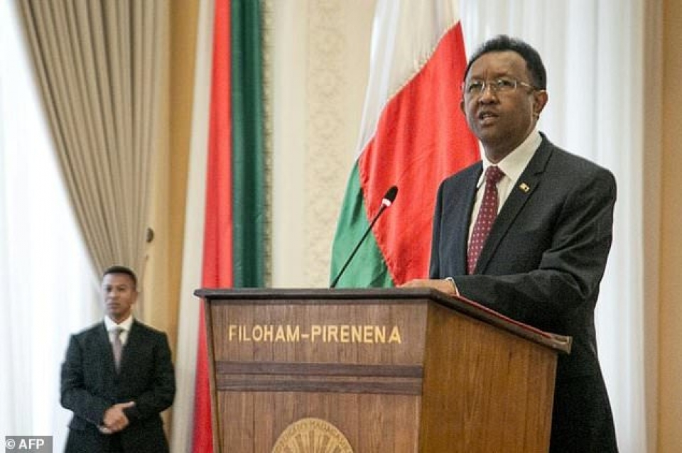 tong thong madagascar tu chuc truoc them bau cu