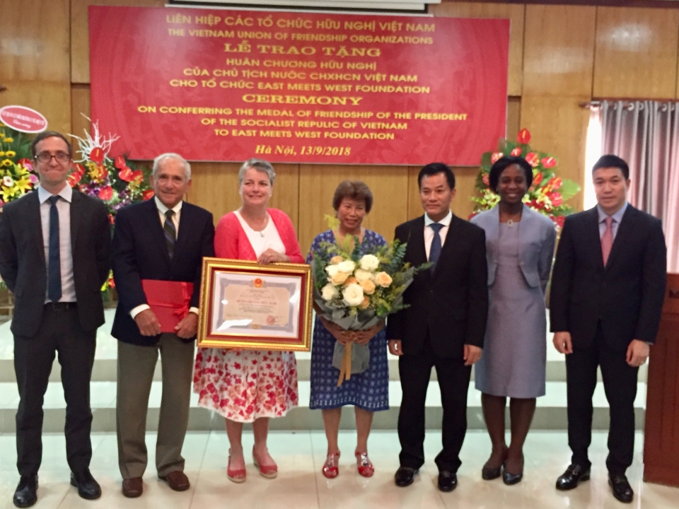 trao tang huan chuong huu nghi cho to chuc emwf cua my