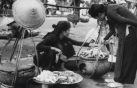 ha noi xua tai hien song dong o pho bich hoa phung hung