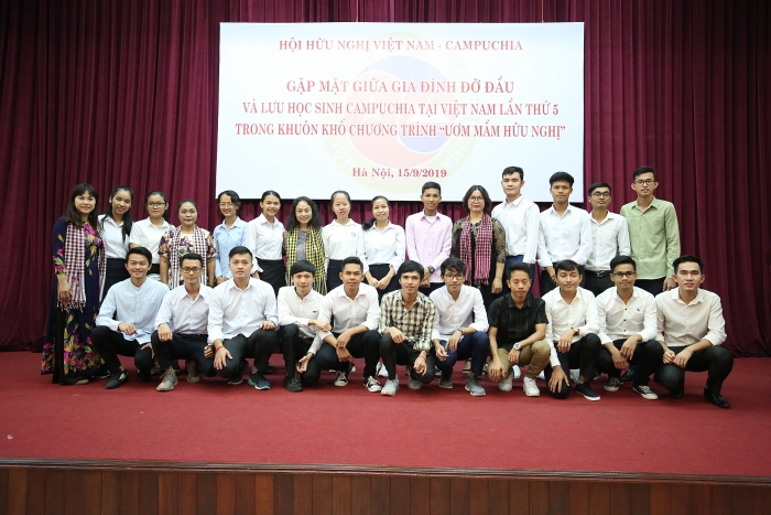 cuoc gap mat xuc dong giua gia dinh do dau va luu hoc sinh campuchia tai viet nam