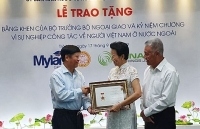Trao tặng Bằng khen cùng Kỷ niệm chương cho Tiến sĩ Nguyễn Thanh Mỹ và phu nhân