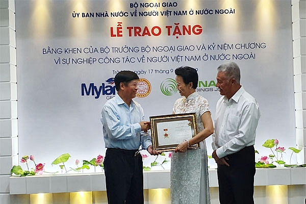 trao tang bang khen cung ky niem chuong cho tien si nguyen thanh my va phu nhan