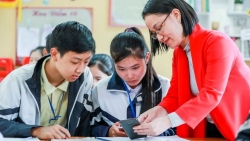 Học sinh sử dụng điện thoại trong lớp học: Chỉ người trong cuộc mới thấu!