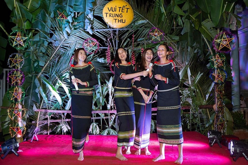 Hoa hậu Khánh Vân cùng các người đẹp Việt lưu giữ Trung Thu truyền thống