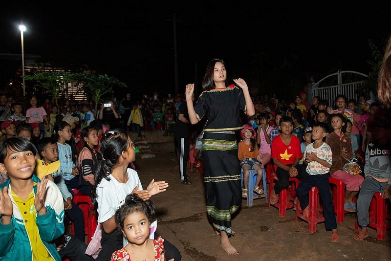 Hoa hậu Khánh Vân cùng các người đẹp Việt lưu giữ Trung Thu truyền thống