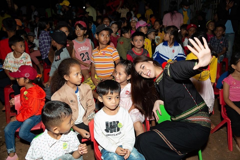 Hoa hậu Khánh Vân cùng các người đẹp Việt lưu giữ Trung Thu truyền thống