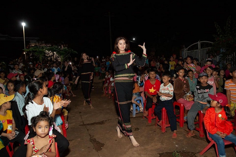 Hoa hậu Khánh Vân cùng các người đẹp Việt lưu giữ Trung Thu truyền thống