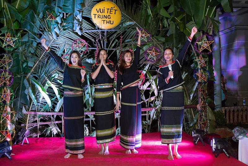 Hoa hậu Khánh Vân cùng các người đẹp Việt lưu giữ Trung Thu truyền thống